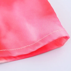 Detalle del vestido midi de satén rosa vibrante con textura de sarga y costuras precisas