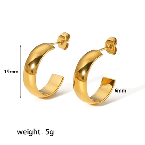 Orecchini a cerchio C geometrici a spirale placcati oro 18K in acciaio diametro 19mm