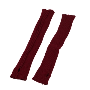 Detail der Strickstruktur weinroter fingerloser Armstulpen mit Daumenloch-Design