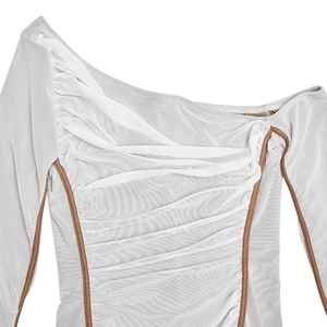 Détail du haut asymétrique en mesh blanc avec poitrine plissée et bordure marron contrastée