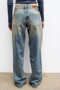 Vue arrière du jean large à taille haute bleu vintage avec patch en cuir marron à la taille