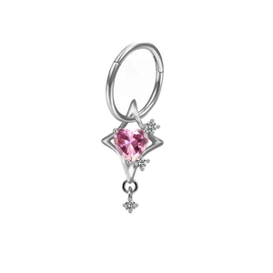 Dettaglio dell'anello naso in argento con ciondolo a stella e cuore rosa