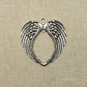 Pendentif ailes d'ange en forme de cœur argenté vintage avec texture de plumes