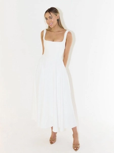 Détail de la robe mi-longue blanche à col carré sans manches avec silhouette en ligne A