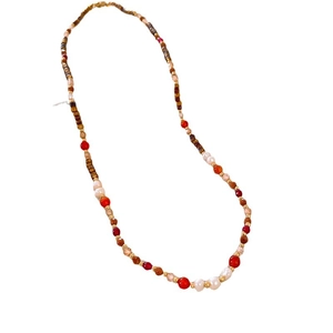 Elegant beaded necklace with red agate, pearls and gold accents in vintage style