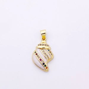 Vue détaillée d'un pendentif conque plaqué or avec coquillage blanc et zircons colorés