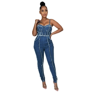 Combinaison en jean ajustée pour femme avec bords effilochés et design bustier en denim bleu