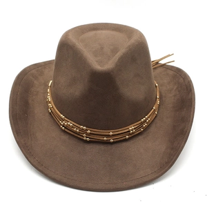 Détail d'un chapeau de cowboy marron en suède avec perles dorées sur cordons en cuir