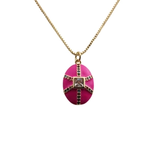 Détail du collier plaqué or avec pendentif ovale en émail magenta et croix en zircon