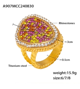Nahaufnahme des goldenen Tropfenrings mit bunten Strasssteinen und gedrehtem Ringband