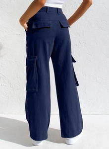 Rückansicht der dunkelblauen Damen-Cargohose mit hoher Taille und vielen Funktionstaschen