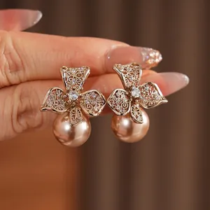 Boucles D'oreilles Pendantes Künstliche Perles Fleur Creuse Avec Zircon Cuivre Incrusté Tige En Argent Style Rétro Élégant Pour Femme