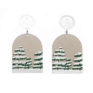 Détail de paysage de forêt d'hiver imprimé sur boucles d'oreilles en acrylique avec paillettes