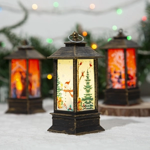 Gros plan sur lanterne de Noël LED festive au fini bronze et illustration de bonhomme de neige