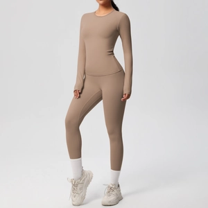 Dettaglio del set yoga mocha con maglia a maniche lunghe e leggings a vita alta