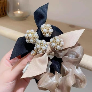 Chouchou élégant en satin champagne et noir avec perles et nœud en strass
