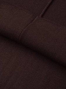 Macro del tessuto a maglia marrone cioccolato con texture morbida e drappeggio naturale