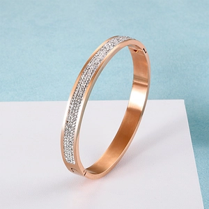 Bracelet jonc ouvert en acier titane rose doré avec cristaux de zircone étincelants