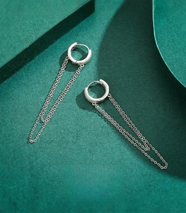 Vue détaillée des boucles d'oreilles pendantes en argent sterling 925 et zircons
