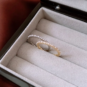 Elegante set de anillos bañados en oro de 14K con perlas blancas en bandeja de terciopelo