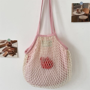 Detail der handgewebten Netztasche mit rosa Segeltuchfutter und rotem Plüschherz