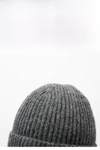 Détail du bonnet en maille grise montrant la texture épaisse et la doublure polaire
