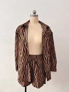 Détail de la texture imprimé zèbre et du col de chemise sur l'ensemble d'été deux pièces
