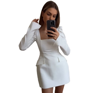 Détail de la mini-robe blanche avec encolure carrée et manches bouffantes en coupe ajustée