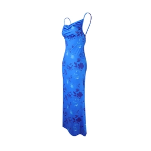 Vue détaillée de l'imprimé fleuri bleu et de la coupe ajustée de cette robe d'été
