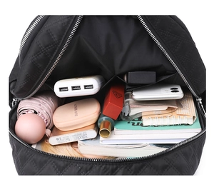 Vista superior de la mochila acolchada abierta con gran capacidad y diseño funcional