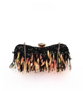 Detailansicht der schwarzen Pailletten-Abendtasche mit Fransen und goldenem Blumenverschluss