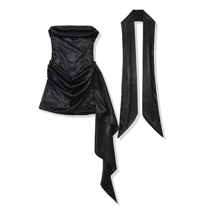 Robe bustier élégante en satin noir avec longue écharpe assortie sur fond blanc pur