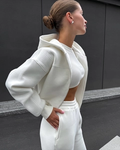 Gros plan sur le tissu polaire épais du sweat à capuche blanc et du jogging assorti