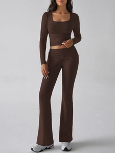 Vue complète d'un ensemble marron avec haut à col carré et pantalon de yoga évasé