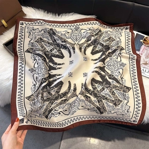 Détail d'un foulard en soie avec imprimé baroque vintage sur de la fausse fourrure