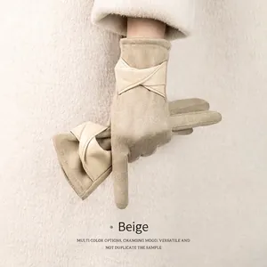 Gants élégants en suédine beige pour femmes avec détail de nœud torsadé au poignet