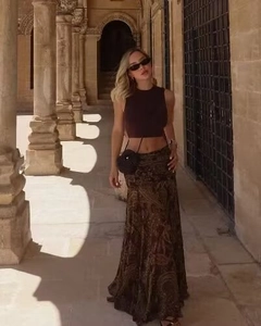 Détail d'une jupe longue bohème en mousseline paisley marron avec plis à la taille