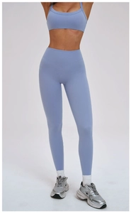 Gros plan du pantalon de yoga bleu clair à taille haute avec ceinture croisée en V