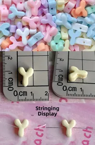 DIY colorful Y-shape acrylic alphabet beads showing size measurement and stringing effect