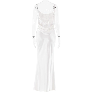 Détails d'une robe de soirée blanche en satin avec bustier fleuri et coupe sirène élégante