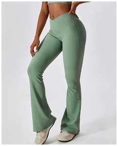 Détail du pantalon de yoga évasé vert menthe à taille haute croisée en V et à texture côtelée