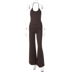 Détail de l'ensemble débardeur dos nu et pantalon large taille haute marron café