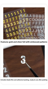 Dettaglio di adesivi con lettere argento e oro con trama metallica per scrapbooking fai-da-te