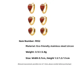 Trois paires de boucles d'oreilles cœur dorées avec zircons roses et rouges dégradés
