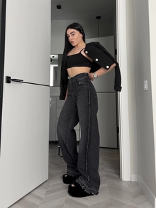 Damen Retro High-Waist Weitbein-Jeans mit Fransen und schwarze Tweedjacke im Outfit