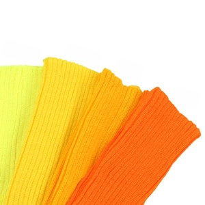 Detail der Strickstruktur von Armstulpen in Fluoreszierend-Gelb, Hellgelb und Orange-Tönen