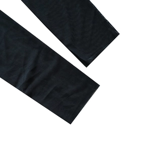 Gros plan sur le tissu en maille noire montrant la texture transparente respirante
