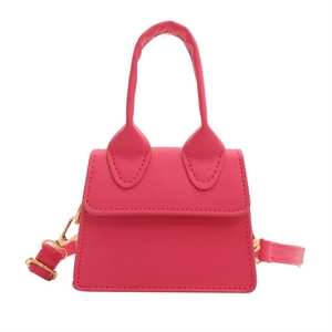 Detail der rosa PU-Leder Mini-Handtasche mit goldenen Beschlägen und Gurt