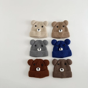 Vue à plat de bonnets d'hiver tricotés pour enfants avec oreilles d'ours 3D mignonnes