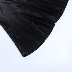 Gros plan sur le tissu en velours noir avec détails plissés et couture d'ourlet